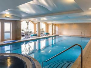 巴恩斯利Mercure Barnsley Tankersley Manor Hotel的在酒店房间的一个大型游泳池
