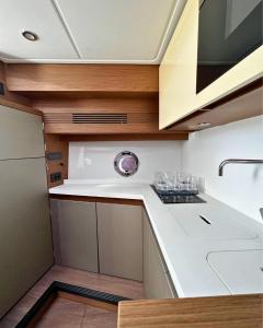 那不勒斯Boat For Events的厨房配有白色的柜台和水槽