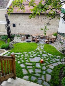 利托梅日采Penzion Pršutérie®的一个带两个长椅和石头庭院的花园