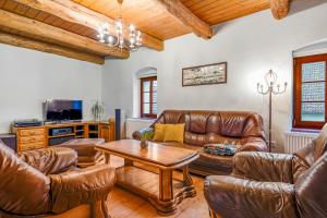 利托梅日采Penzion Pršutérie®的客厅配有皮革家具和桌子