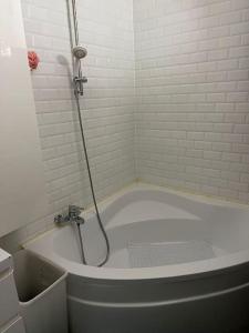 安纳马斯Chambre double privée, Appartement partagé的浴室设有浴缸和淋浴。