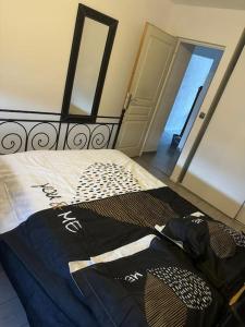 安纳马斯Chambre double privée, Appartement partagé的一间卧室配有一张带黑白毯子的床