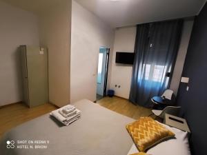 的里雅斯特Hotel Brioni的小房间设有床和电视