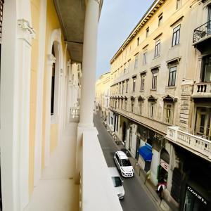 的里雅斯特Hotel Brioni的从大楼欣赏到城市街道的景色