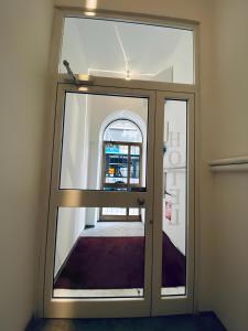 的里雅斯特Hotel Brioni的玻璃门,窗户在房间内