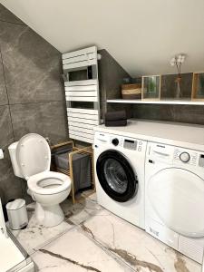 帕艾维坡斯特Magnifique Appartement Neuf, 5 Min Orly - Climatisé的一间带洗衣机和卫生间的浴室