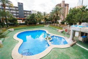 贝尼多姆Apartamentos El Faro By Mc的城市游泳池的顶部景观