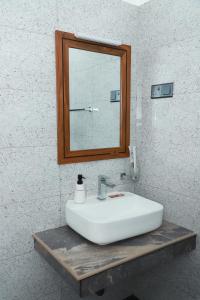 塞杜瓦Airport Colombo Pocket Paradise的浴室设有白色水槽和镜子