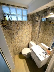 圣塔艾里达阿佐亚阳光屋旅馆的一间带卫生间和水槽的浴室