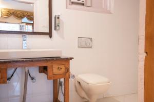 西姆拉Shimla British Resort的浴室配有白色卫生间和盥洗盆。
