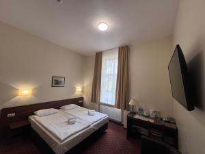 克莱佩达梅梅尔酒店 的酒店客房,配有床和电视