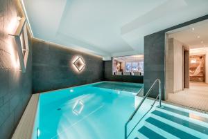 索尔登卡萨沙非尔公寓酒店的一座蓝色水的大型游泳池