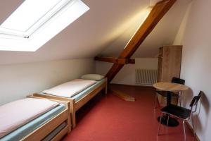 克罗伊茨林根克罗伊茨林根青年旅舍的客房设有两张双层床和一张桌子。