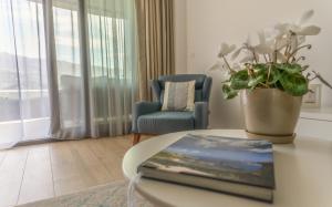 布德瓦Amare Luxury Apartments的客厅配有桌子和书