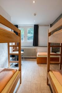 克罗伊茨林根克罗伊茨林根青年旅舍的客房设有三张双层床和一张书桌。