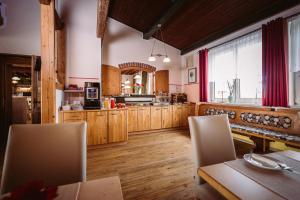 Obernberg am InnPension Baumgartner-Berghof的厨房配有木制橱柜和桌椅
