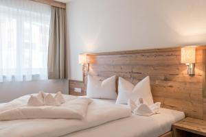 索尔登卡萨沙非尔公寓酒店的卧室配有白色大床和白色枕头