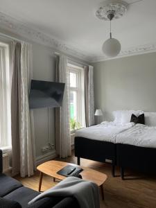 哥德堡DA Hotel Apartments的一间卧室配有一张床、一张桌子和一张沙发