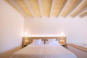 坎波斯卡萨农村宋伯纳迪旅馆的一间卧室设有一张木天花板床。
