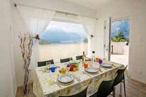 滕诺Casa Renè的餐桌,享有山景