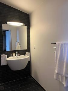 哥德堡DA Hotel Apartments的浴室设有白色水槽和镜子