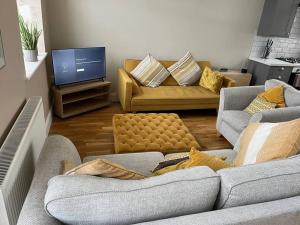 利兹Micklefield Lodge的客厅配有两张沙发和一台电视机