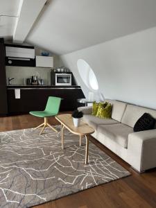 哥德堡DA Hotel Apartments的客厅配有沙发和桌子