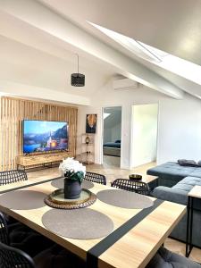 帕艾维坡斯特Magnifique Appartement Neuf, 5 Min Orly - Climatisé的客厅配有桌子和电视
