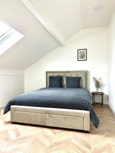 帕艾维坡斯特Magnifique Appartement Neuf, 5 Min Orly - Climatisé的阁楼卧室配有一张特大号床