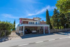 茨里克韦尼察Ferienwohnung für 4 Personen ca 70 qm in Crikvenica, Kvarner Bucht Crikvenica und Umgebung - a80103的粉红色和白色的房子,带车库