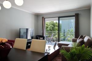 丰沙尔GuestReady - A sunny delight in Funchal的客厅配有沙发和桌子