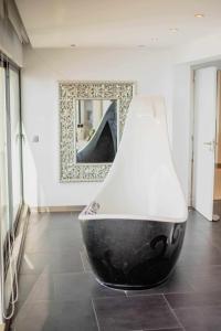 卡尼索Zula House - Stunning designer villa in spectacular location的镜子间的一个黑白花瓶