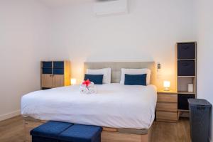 圣维森特GuestReady - Panoramic Mountain Escape的卧室配有带蓝色枕头的大型白色床