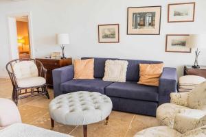卡尼索Vila da Falésia-With Pool and views的客厅配有蓝色的沙发和椅子