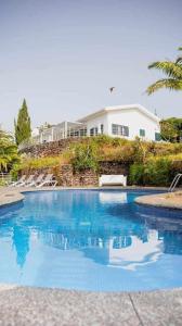 卡尼索Vila da Falésia-With Pool and views的房屋前的游泳池