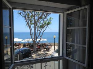 丰沙尔Barreirinha I-Near Cidade Velha, Vista de Ocean的从房子的窗户可欣赏到海滩景色