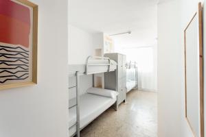 巴塞罗那Casa Jam Barcelona的一间小房间,内设双层床