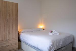 圣维森特GuestReady - Tranquil Retreat in Nature's Embrace的一间卧室配有一张铺有白色床单和鲜花的床。