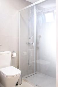 马希库GuestReady - Machico sea view residence - B的带淋浴和卫生间的白色浴室