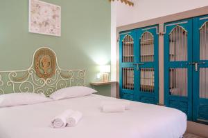 卡列塔GuestReady - A marvellous stay in Calheta的一间卧室配有带蓝色门和毛巾的床
