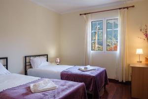 圣维森特GuestReady - Tranquil Spot in São Vicente的酒店客房设有两张床和窗户。