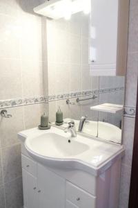 圣维森特GuestReady - Tranquil Spot in São Vicente的浴室设有白色水槽和镜子