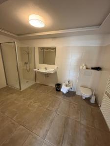 维皮泰诺goldenes kreuz的一间带卫生间和水槽的浴室