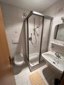 维皮泰诺goldenes kreuz的带淋浴、卫生间和盥洗盆的浴室