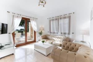 库克里亚2 bedroom Villa Kornos with private pool and golf views, Aphrodite Hills Resort的客厅配有两张沙发和一台电视机