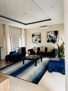 卢萨卡Kaya Apartments 2的客厅配有沙发和桌子