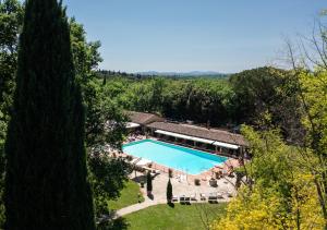 蒙特里久尼博尔戈圣路易吉酒店的花园游泳池的顶部景色