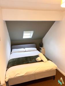 哈特尔普尔Milton Road Flat 3 TSAC的一间卧室设有一张大床和窗户
