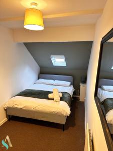 哈特尔普尔Milton Road Flat 3 TSAC的一间小卧室,卧室内配有一张床铺
