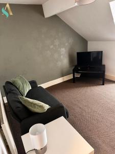 哈特尔普尔Milton Road Flat 3 TSAC的带沙发和平面电视的客厅